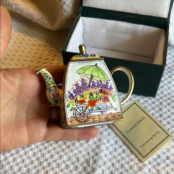 Vintage miniature Enamel bibelot Floral Teapot with Gold Accents - Picture 13 of 13